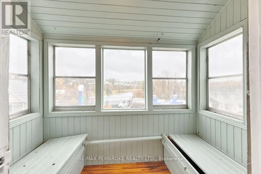 131 BONNECHERE STREET W