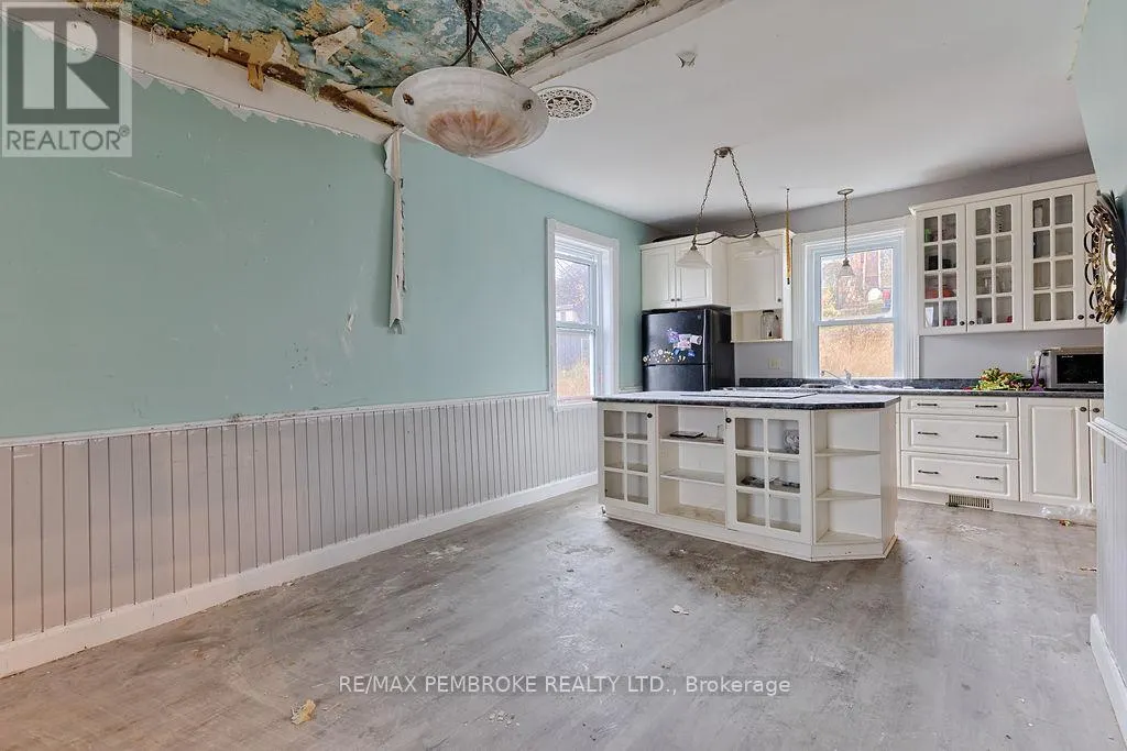 131 BONNECHERE STREET W