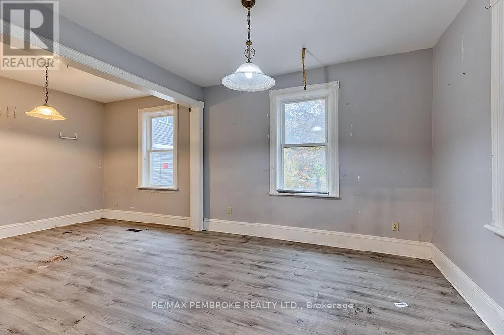 131 BONNECHERE STREET W