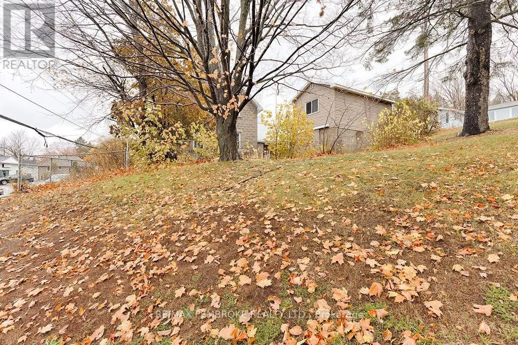 131 BONNECHERE STREET W