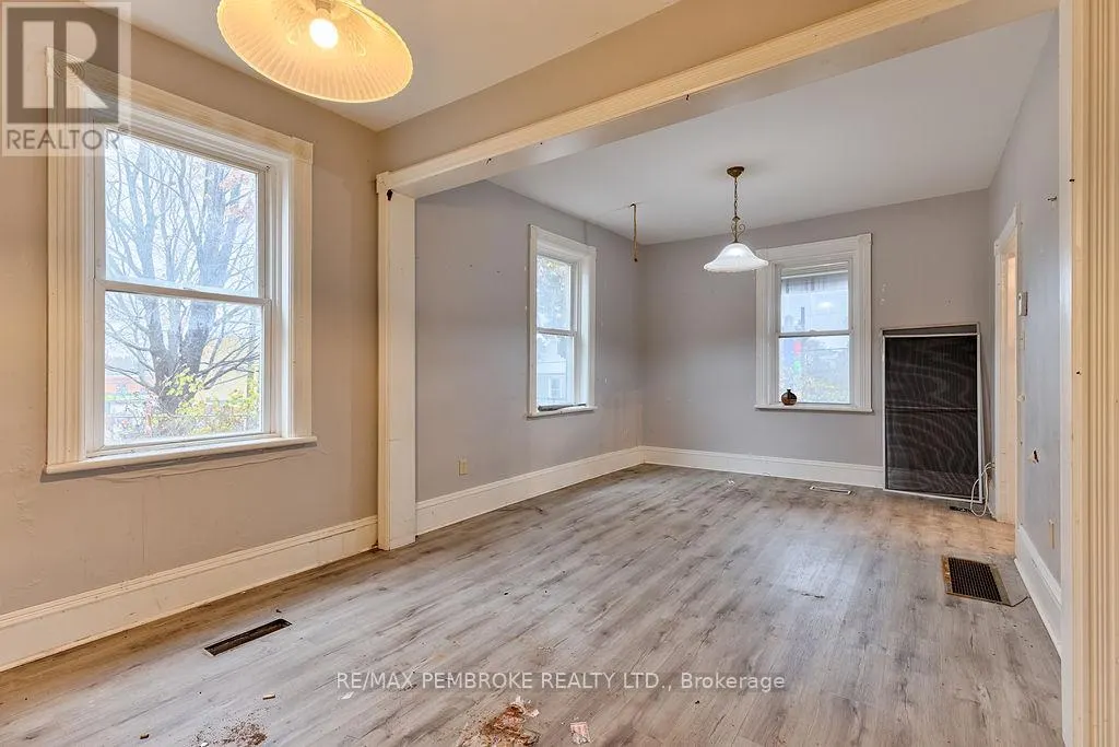 131 BONNECHERE STREET W