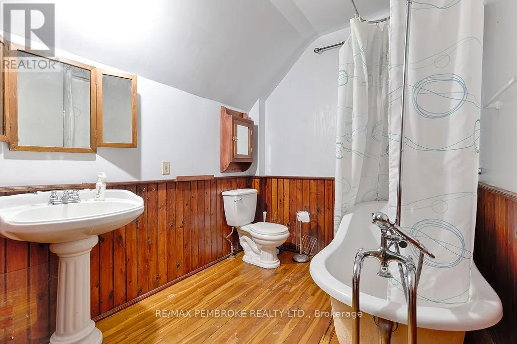 131 BONNECHERE STREET W