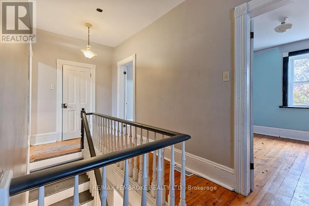 131 BONNECHERE STREET W