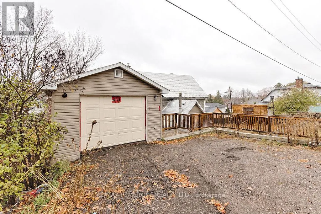 131 BONNECHERE STREET W