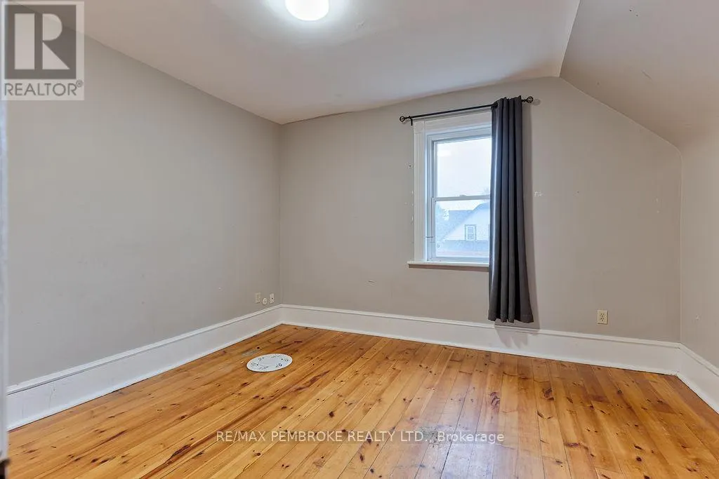 131 BONNECHERE STREET W