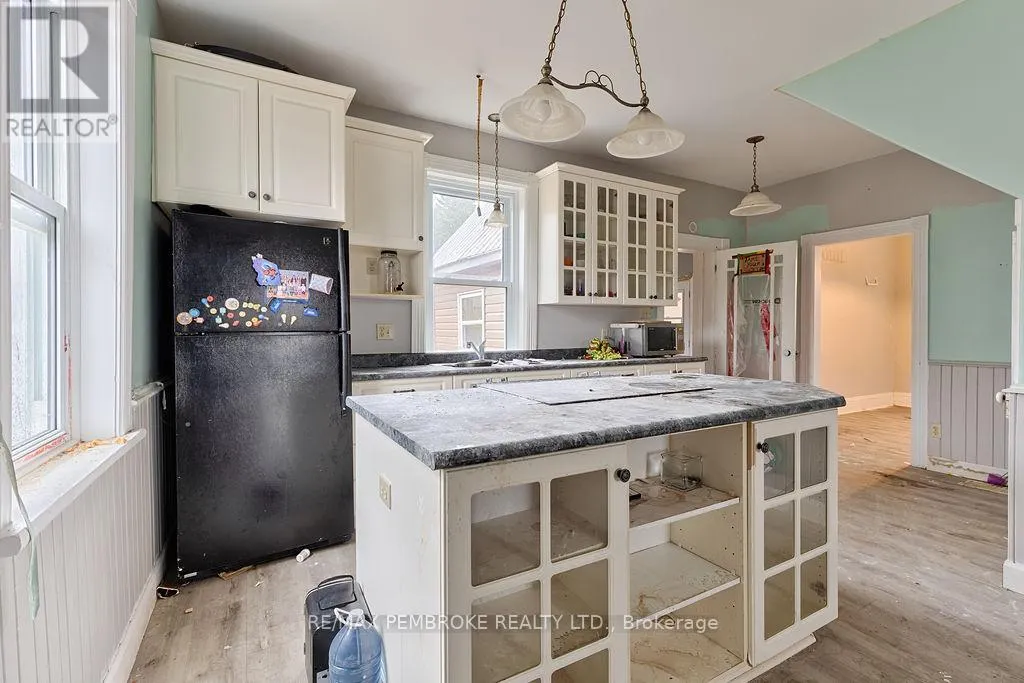 131 BONNECHERE STREET W