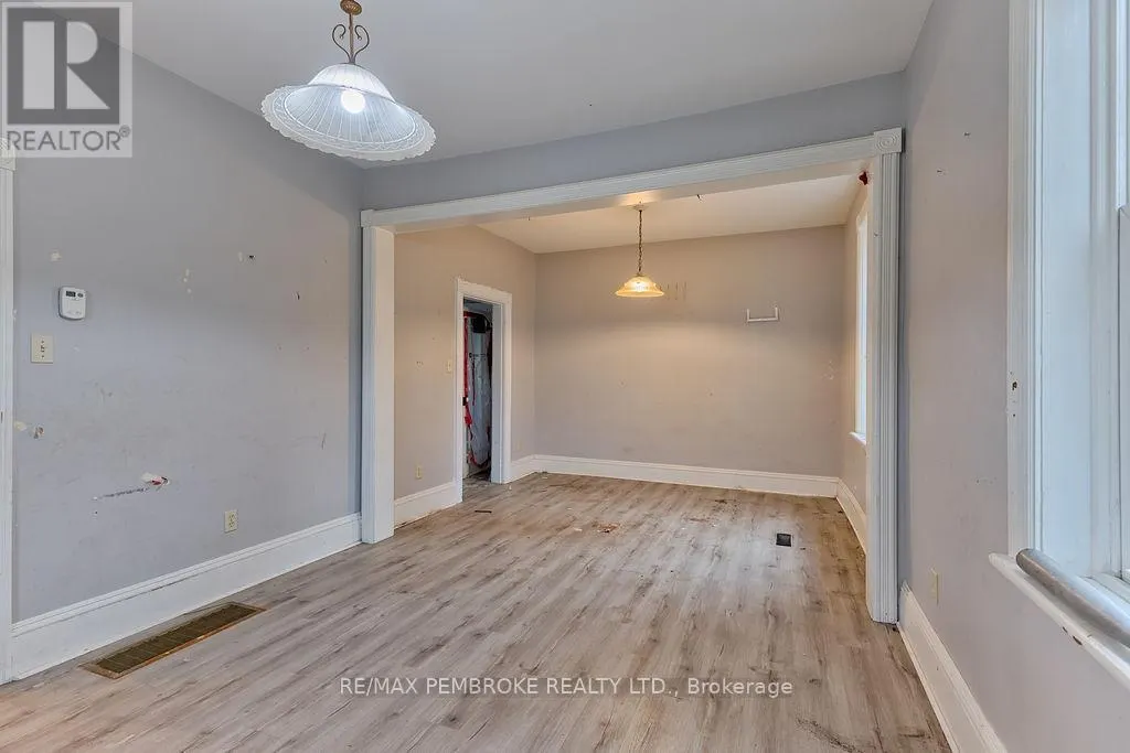 131 BONNECHERE STREET W