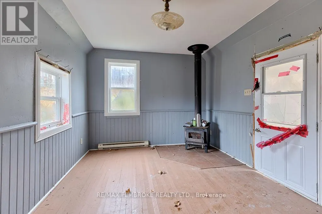 131 BONNECHERE STREET W