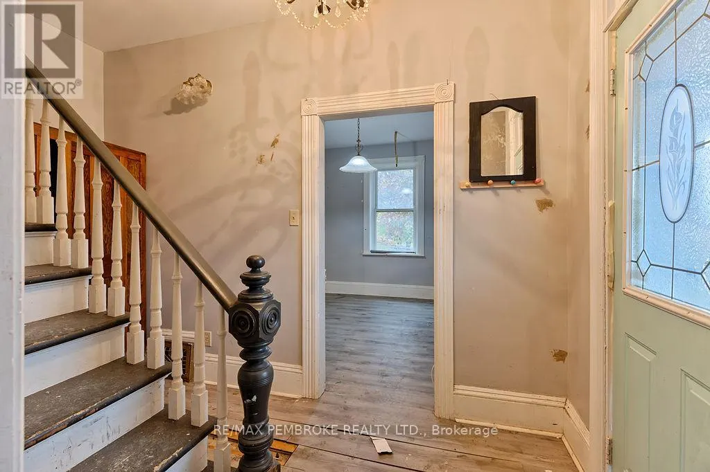 131 BONNECHERE STREET W