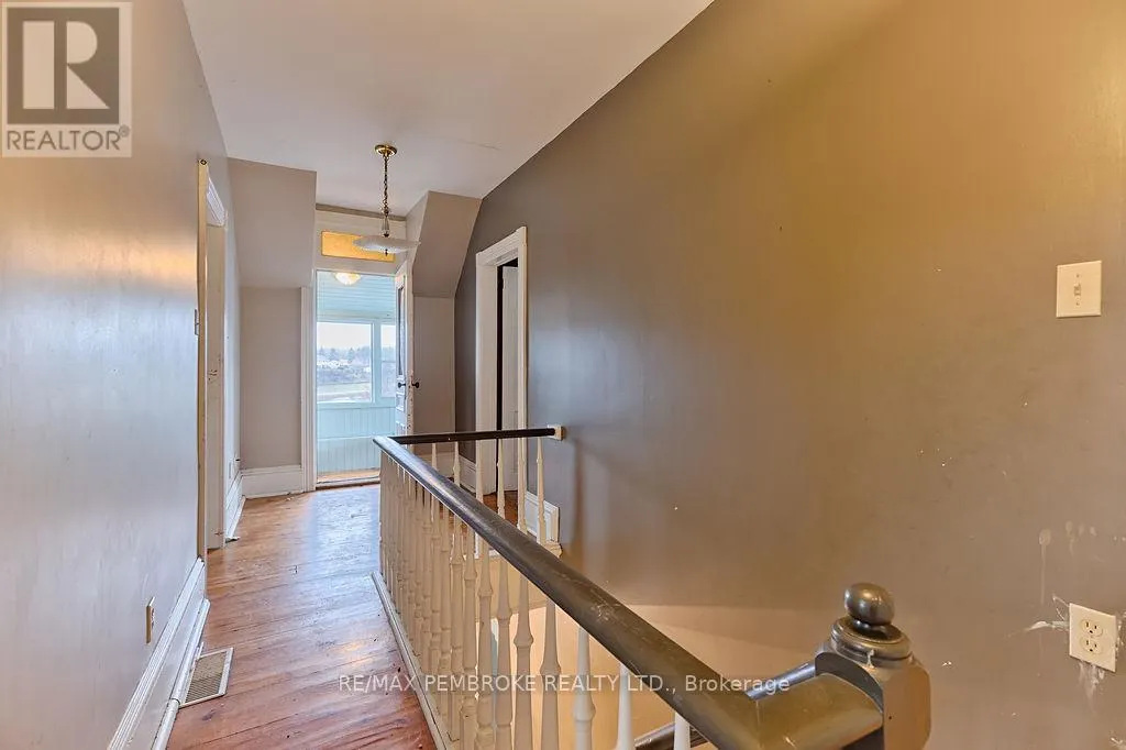 131 BONNECHERE STREET W