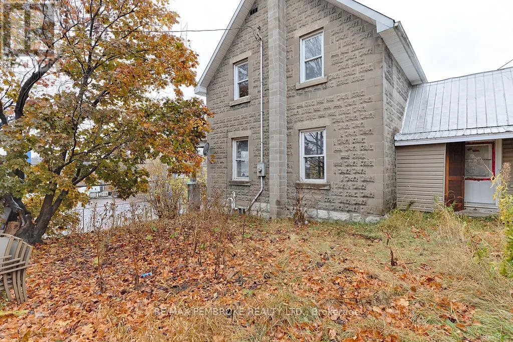 131 BONNECHERE STREET W