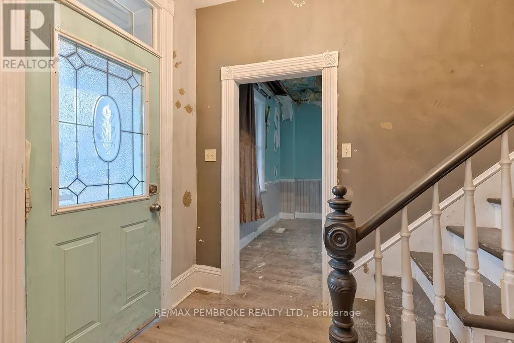 131 BONNECHERE STREET W