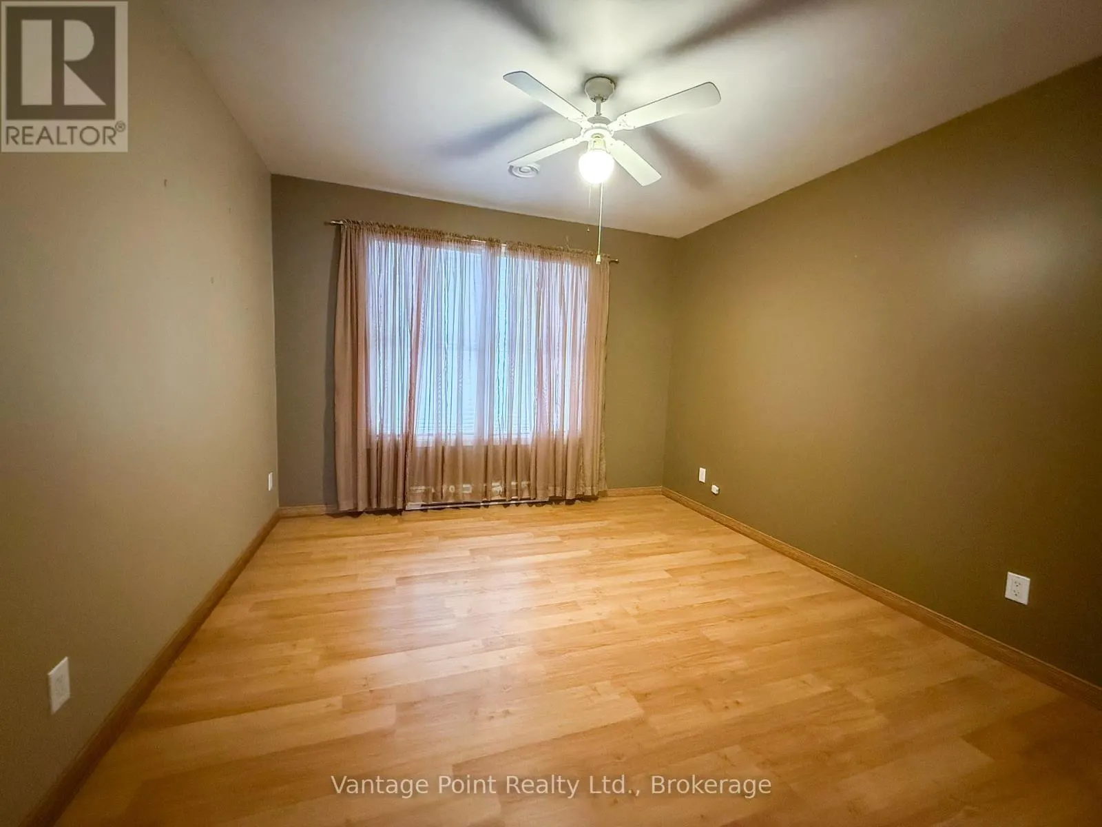 154 15TH AVE CLOSE