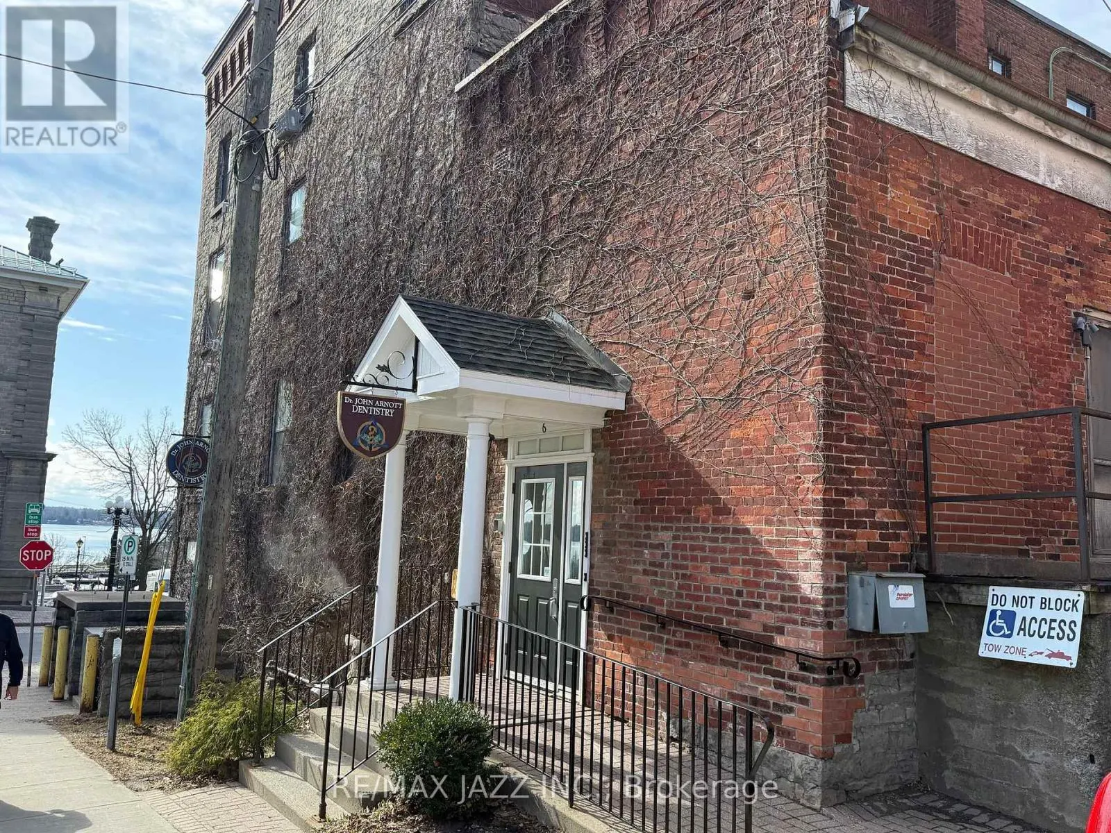 2 KING STREET W