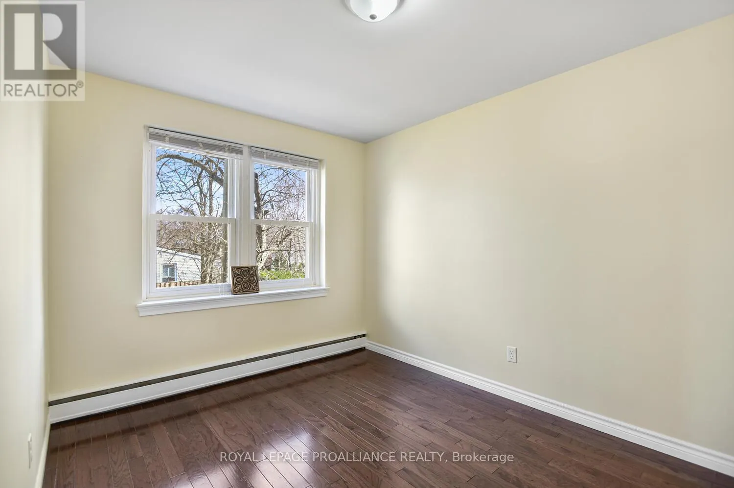 8 - 167 PEARL STREET E
