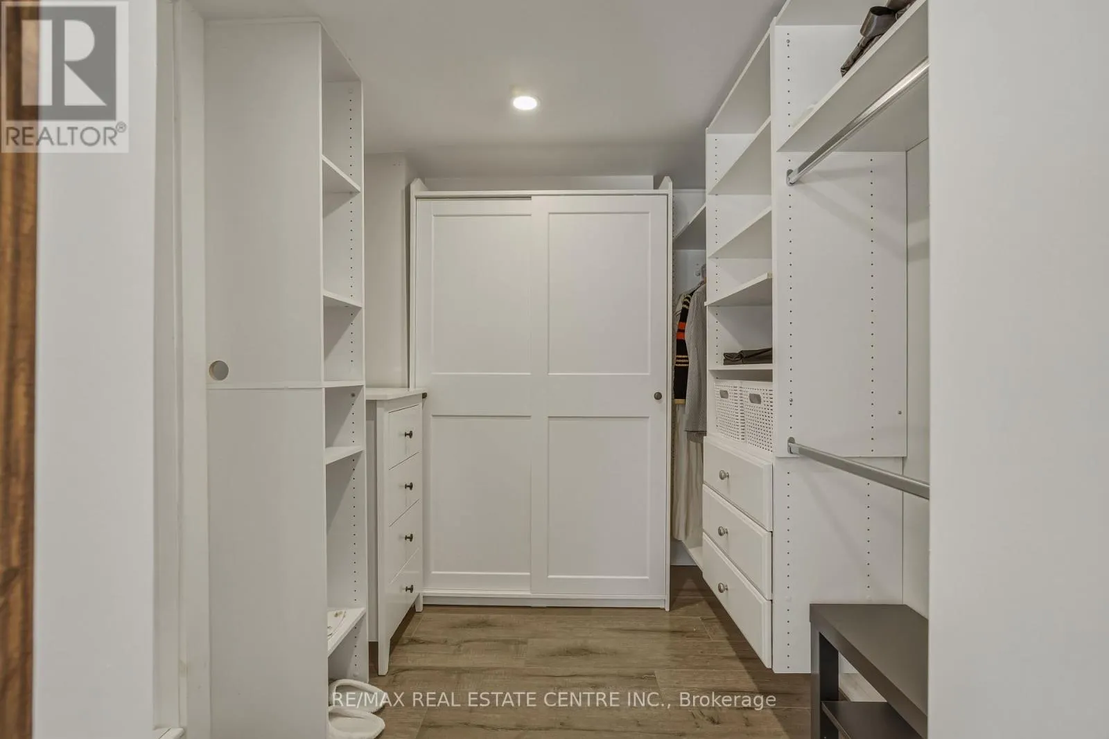 6 IRIS COURT