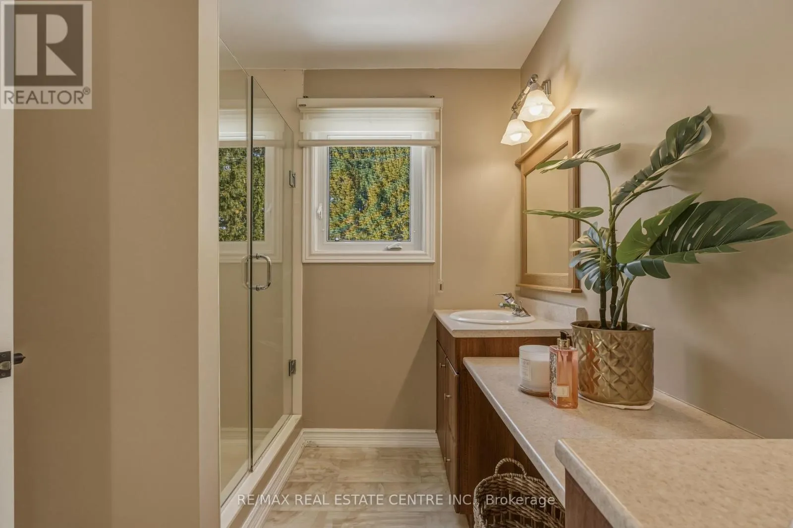 6 IRIS COURT