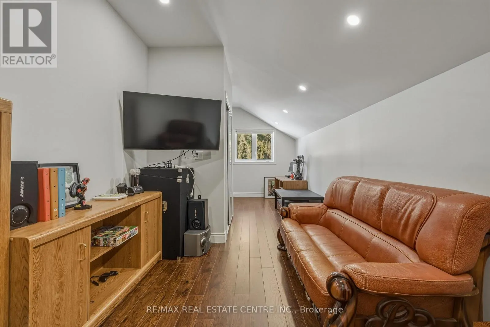 6 IRIS COURT
