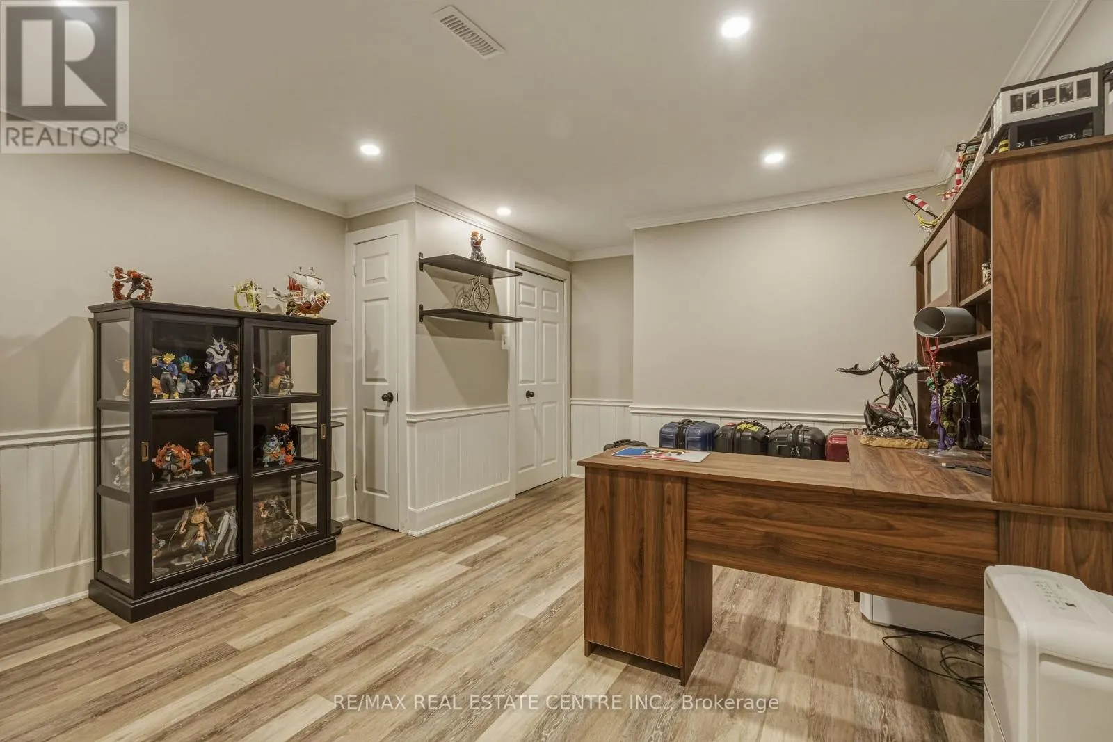 6 IRIS COURT
