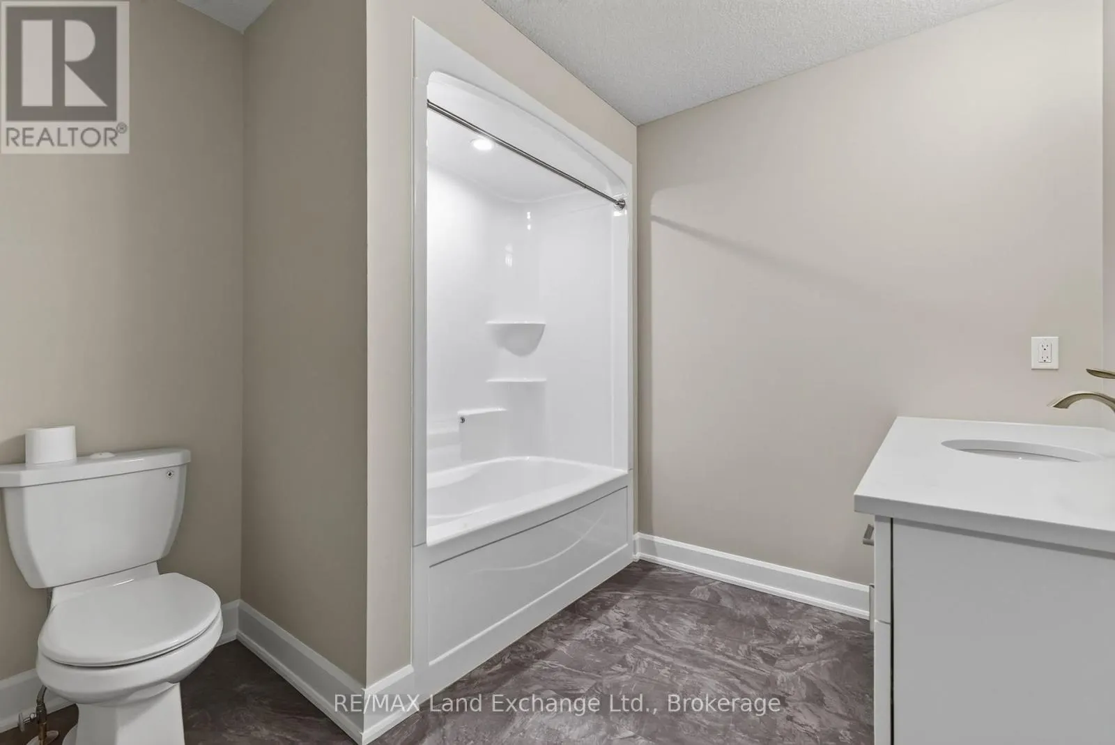 UNIT 4 - 8 GOLF LINKS ROAD #Unit 4