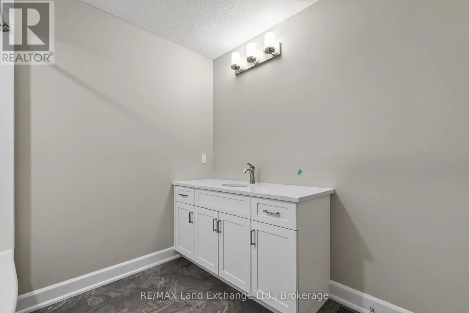 UNIT 4 - 8 GOLF LINKS ROAD #Unit 4
