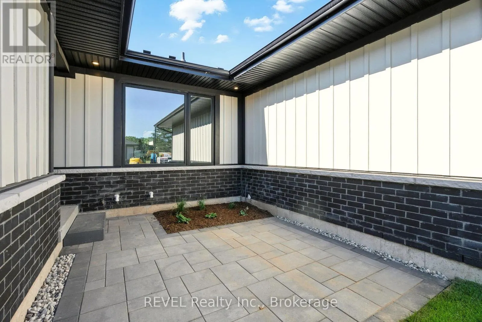 11 ACCURSI CRESCENT