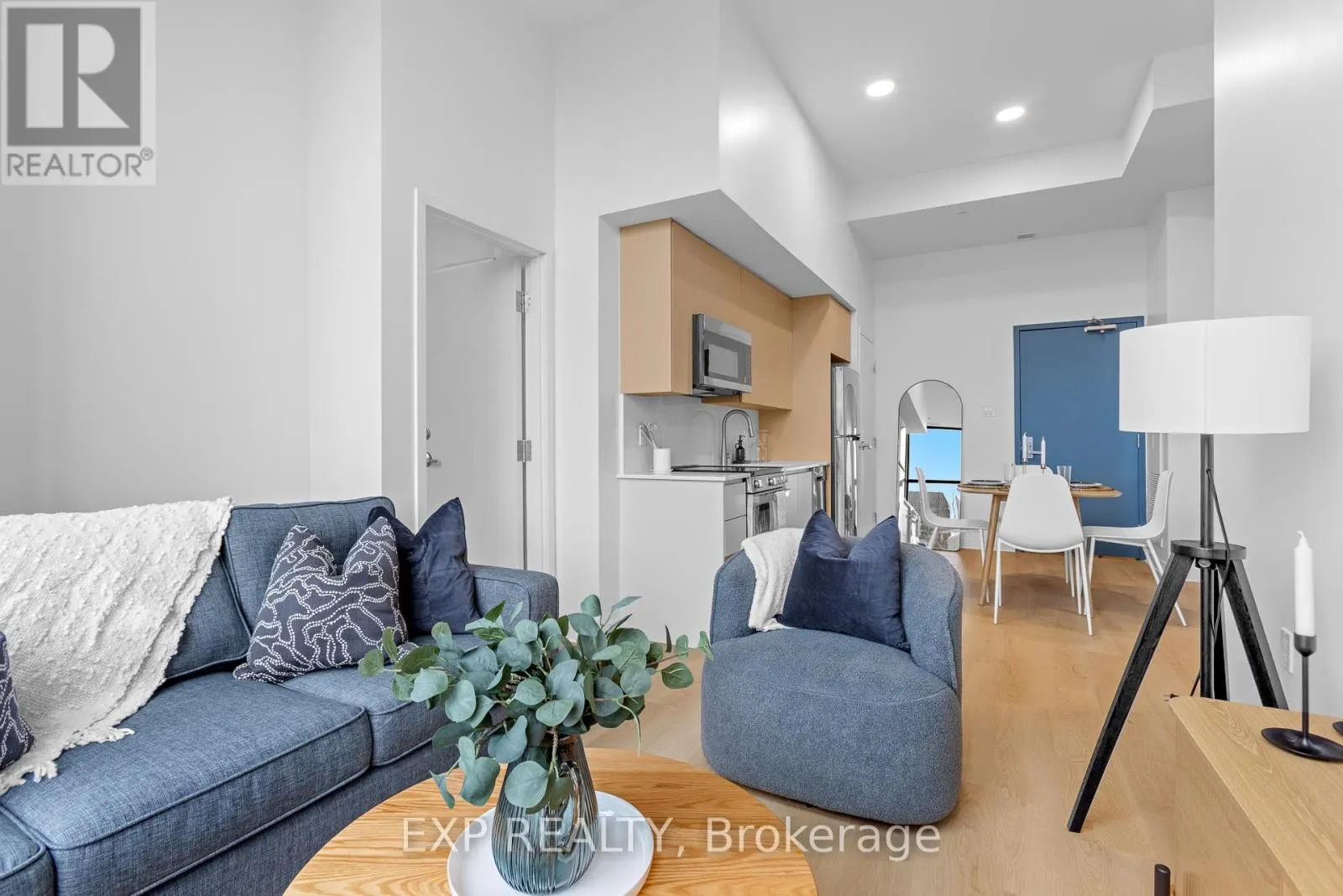 101 CHAMPAGNE AVENUE S
