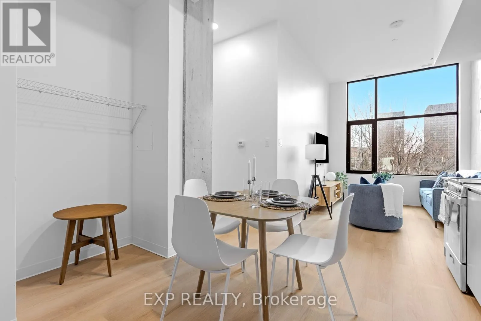 101 CHAMPAGNE AVENUE S
