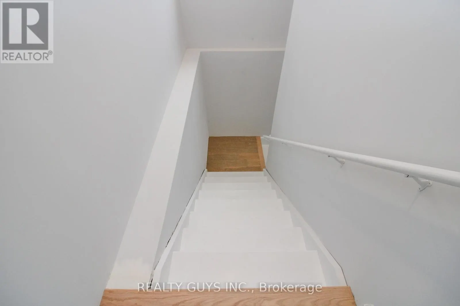 2418 GWENDOLYN COURT