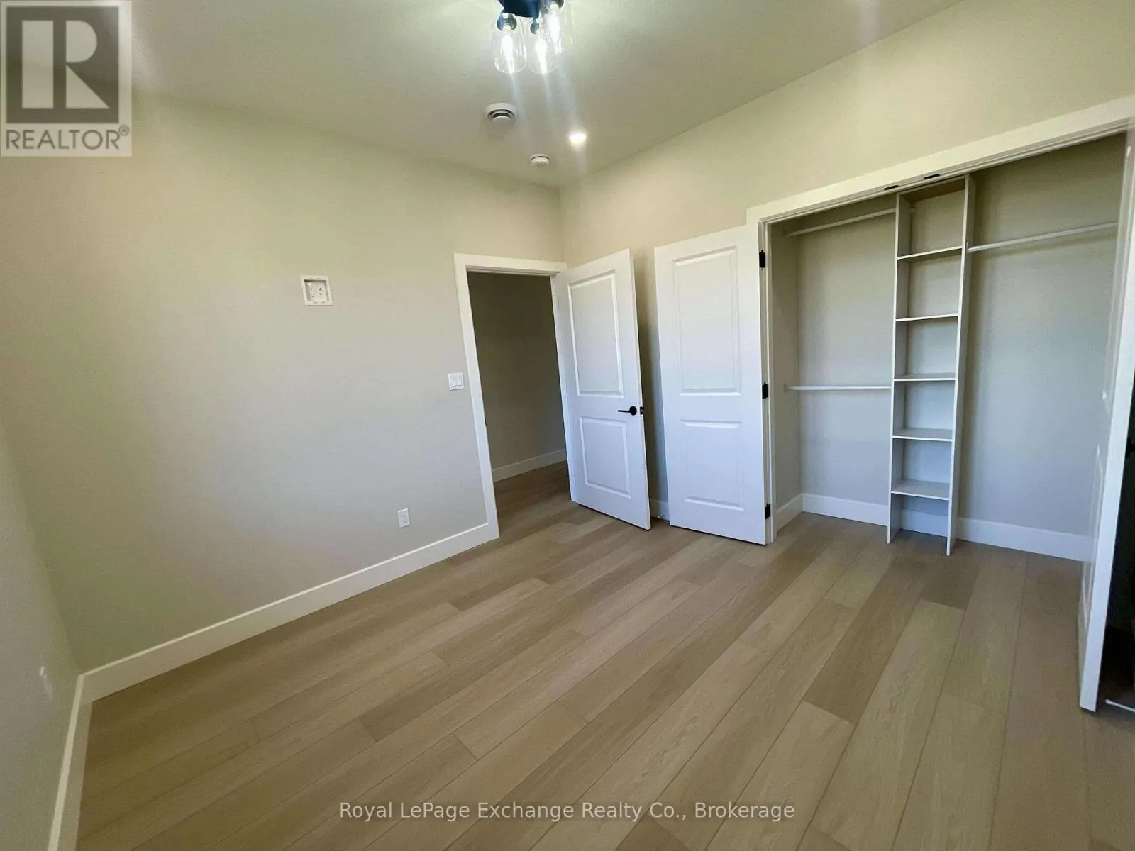 8 MERCEDES CRESCENT N