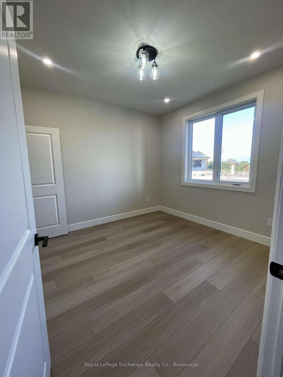 8 MERCEDES CRESCENT N