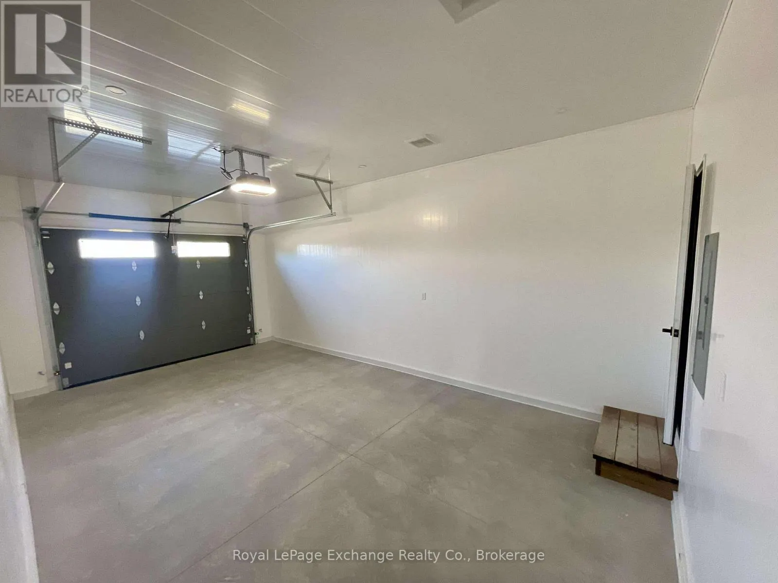 8 MERCEDES CRESCENT N