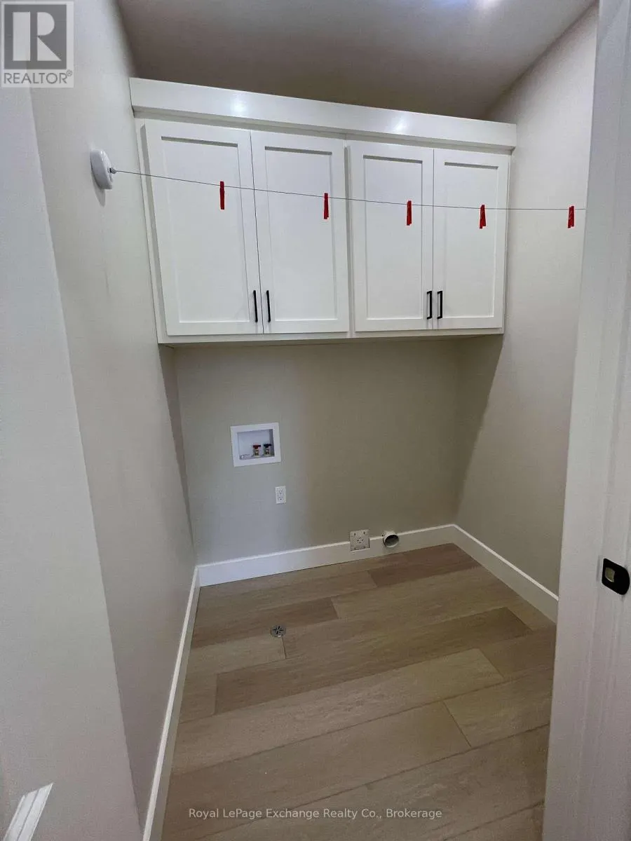 8 MERCEDES CRESCENT N