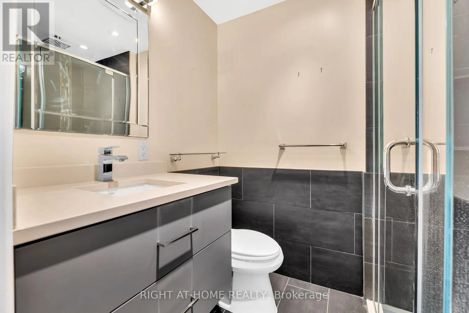 3 - 104 WOODLAWN ROAD E