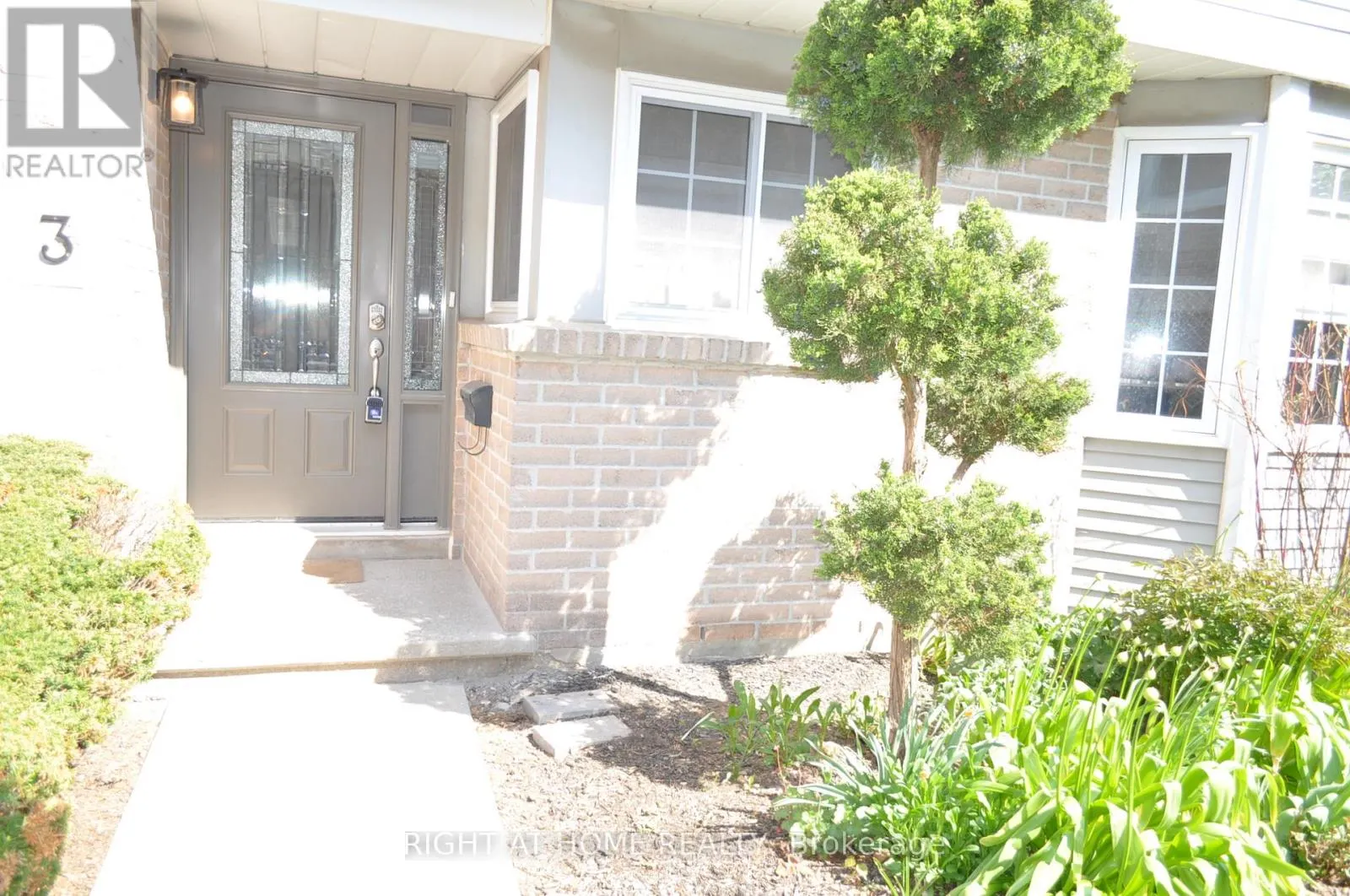 3 - 104 WOODLAWN ROAD E