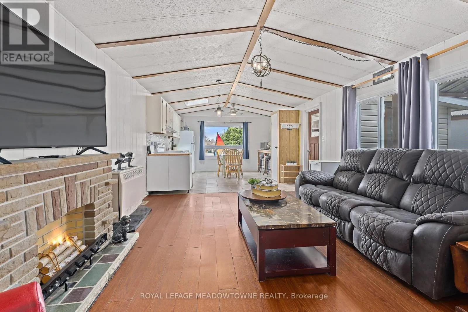 4 LAUREL LANE