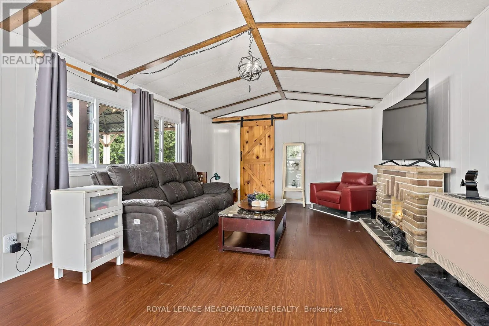 4 LAUREL LANE