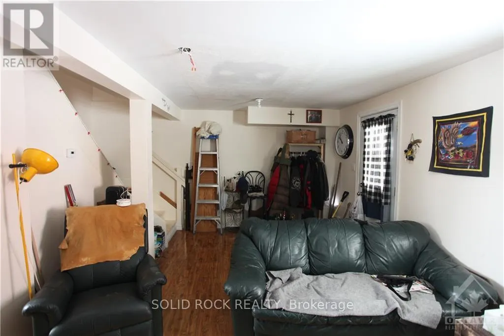 201 CLOTHIER ST STREET E