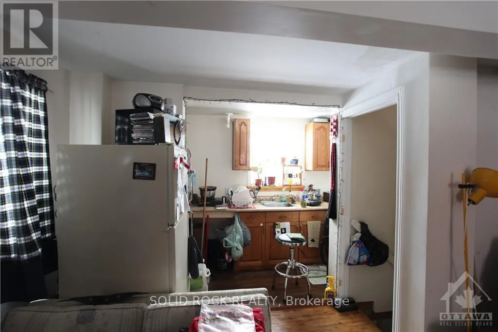 201 CLOTHIER ST STREET E