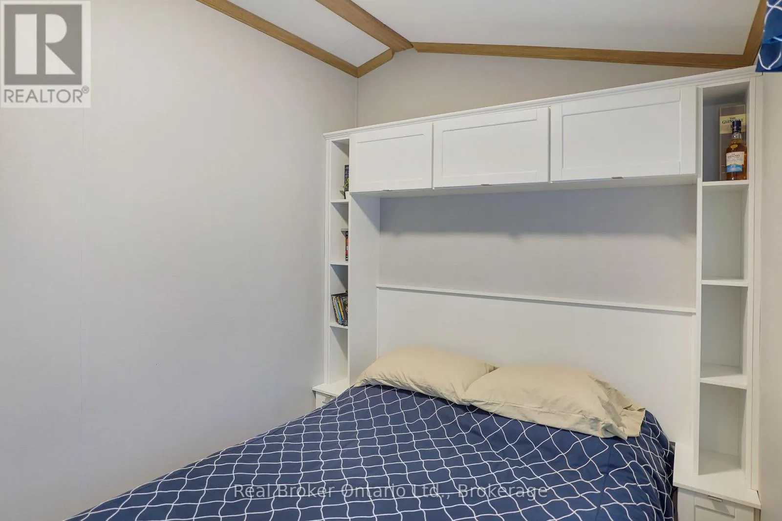 W16 - 13 SOUTHLINE AVENUE #W16