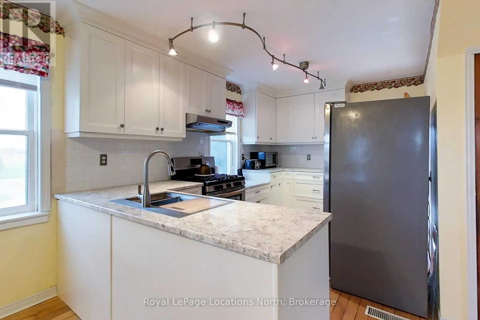 138268 GREY 112 ROAD