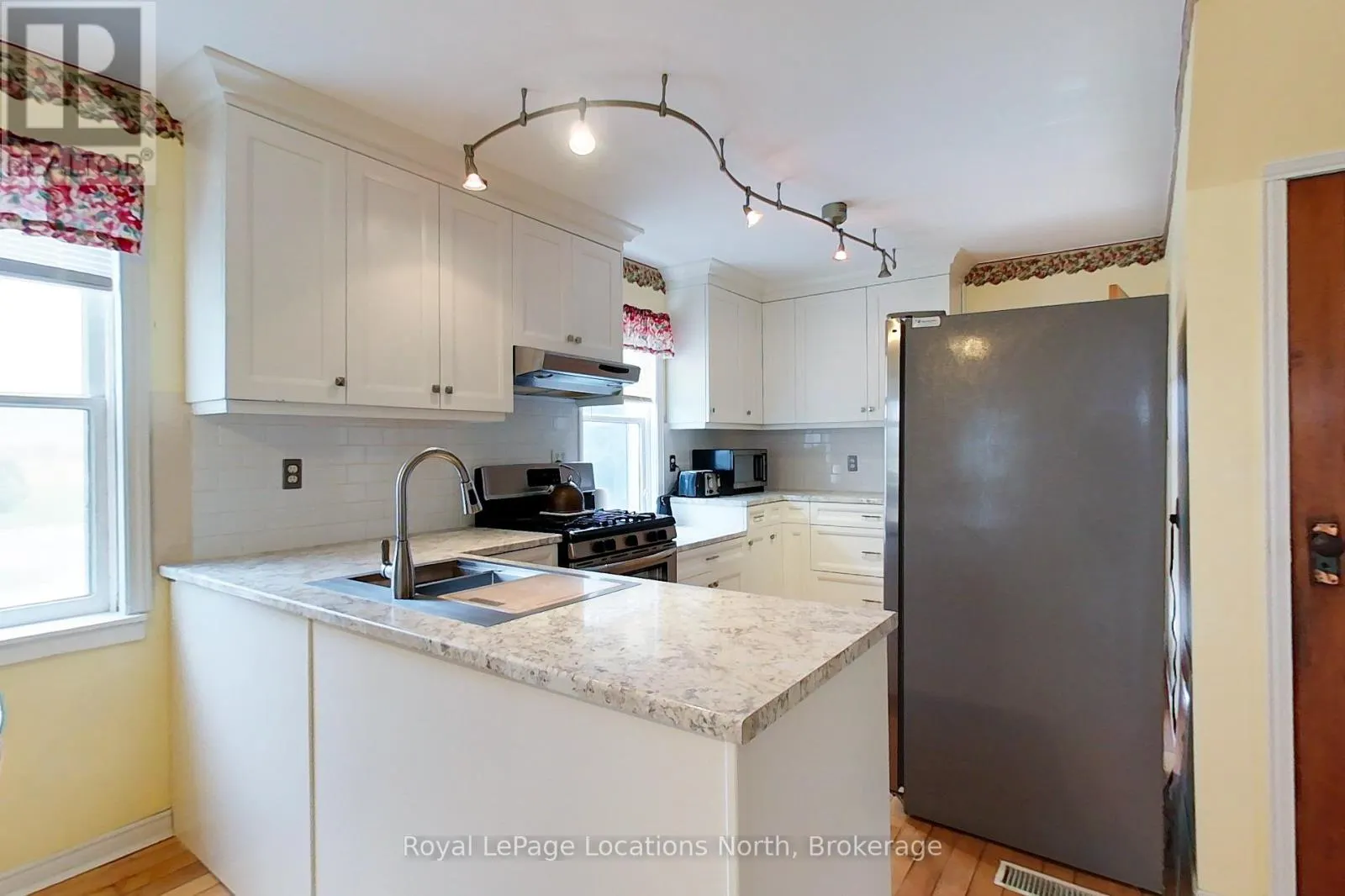 138268 GREY 112 ROAD