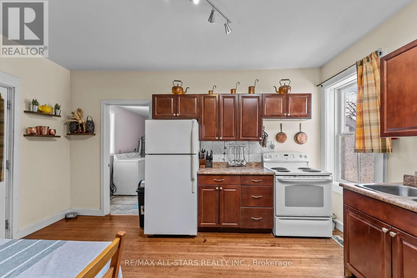 39 FRANCIS STREET W