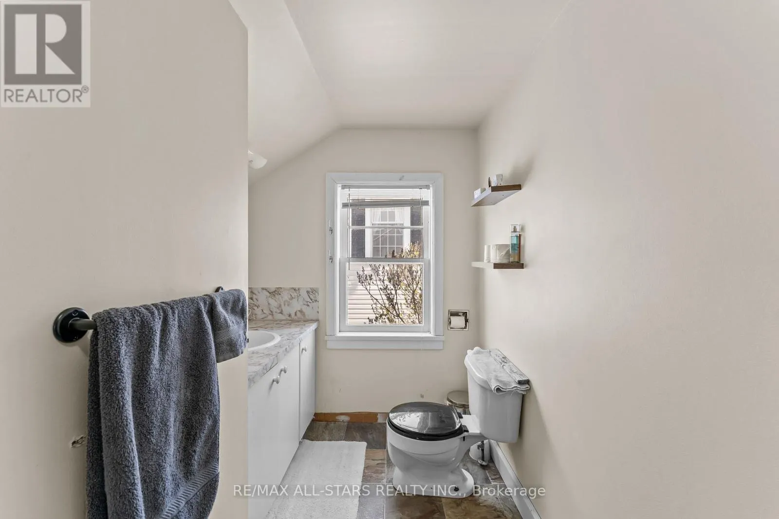 39 FRANCIS STREET W