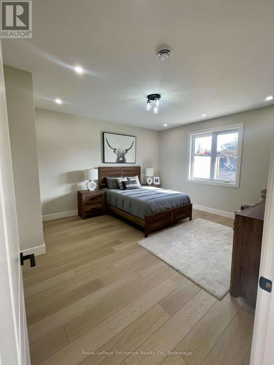 16 MERCEDES CRESCENT N