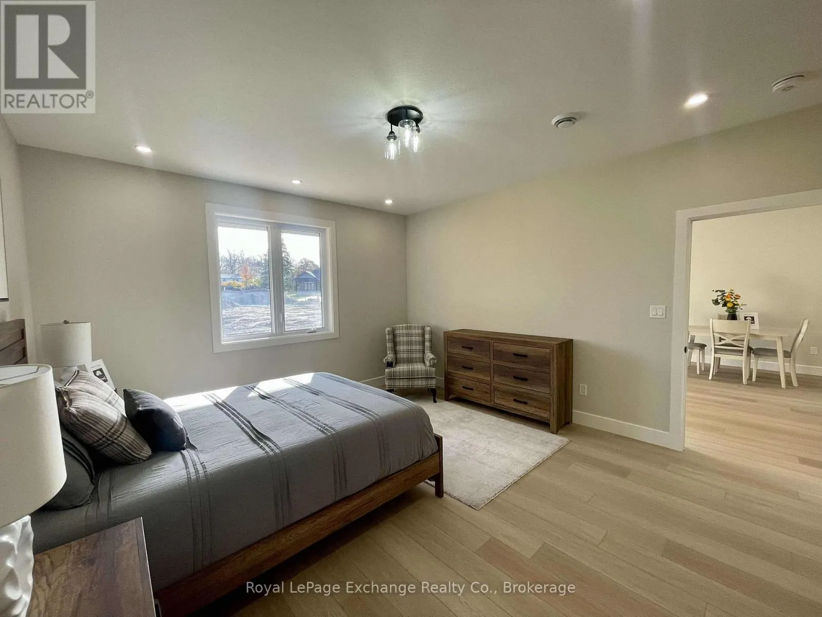 24 MERCEDES CRESCENT N