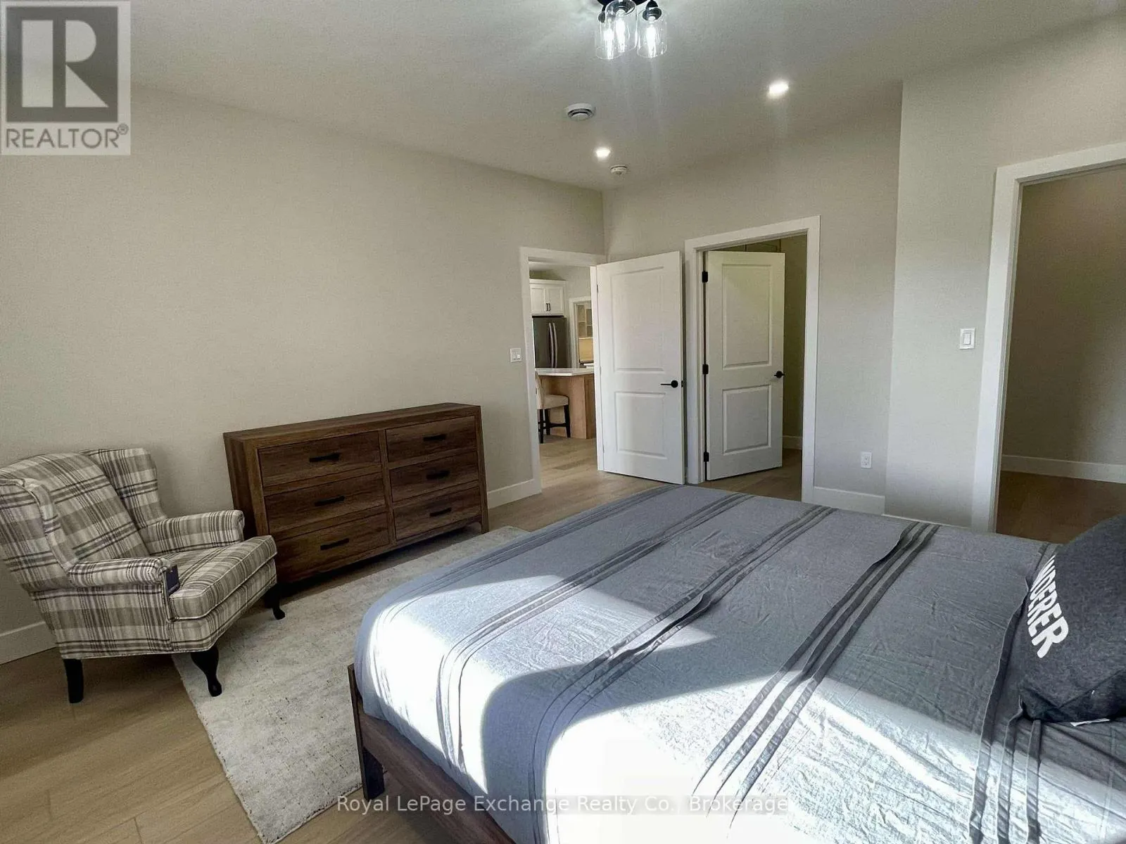 24 MERCEDES CRESCENT N