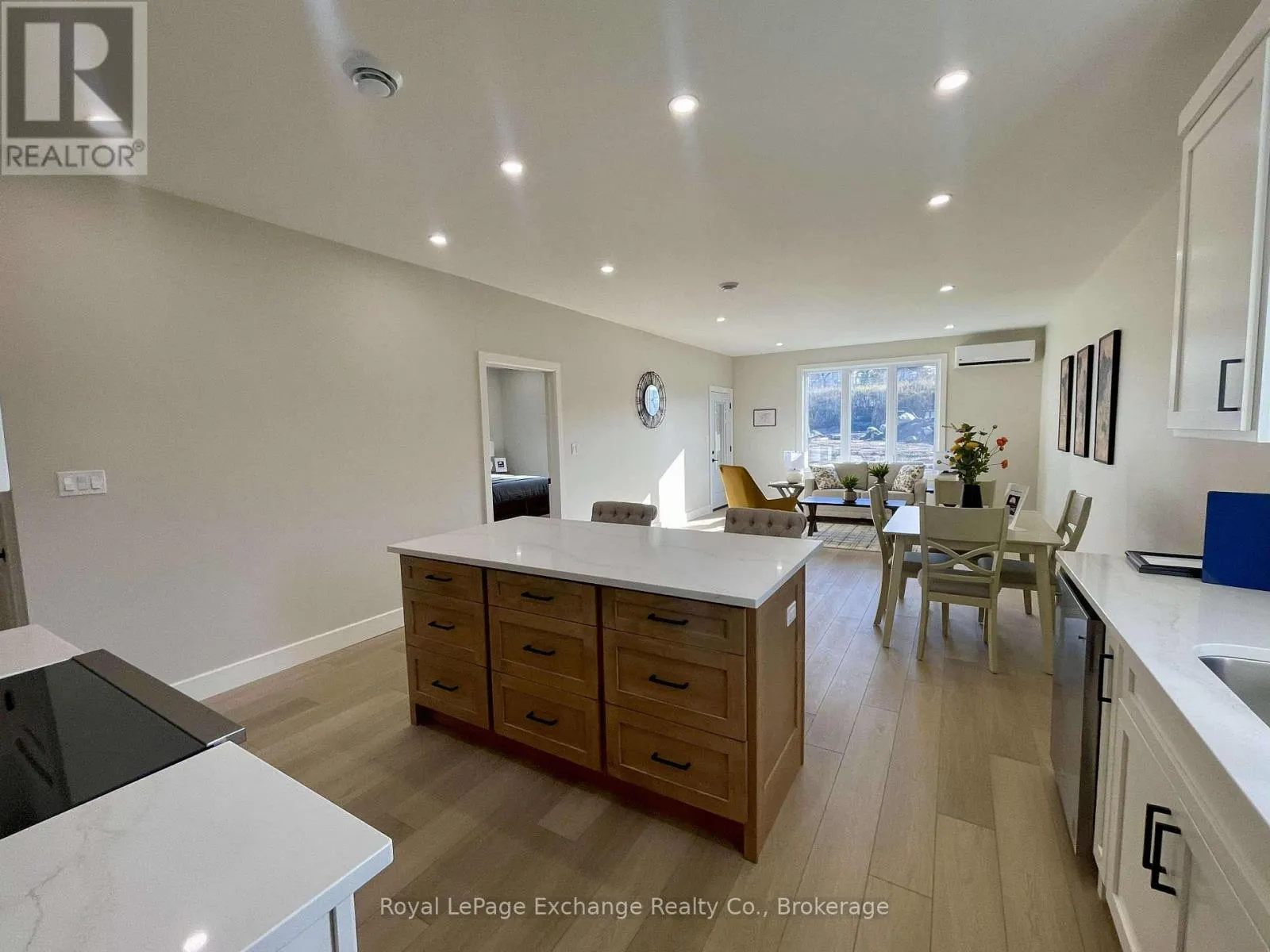 24 MERCEDES CRESCENT N