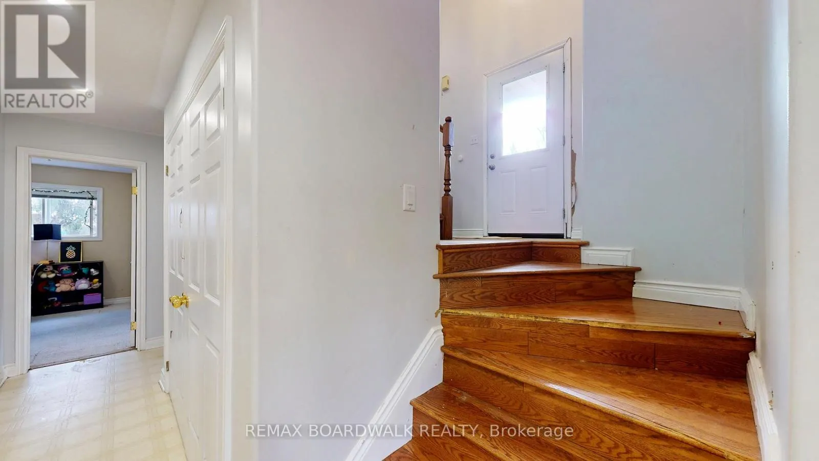 7 MEADOWVIEW LANE