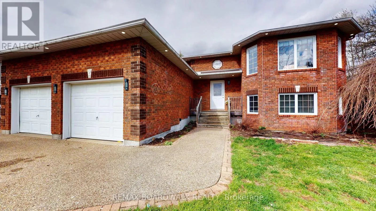 7 MEADOWVIEW LANE